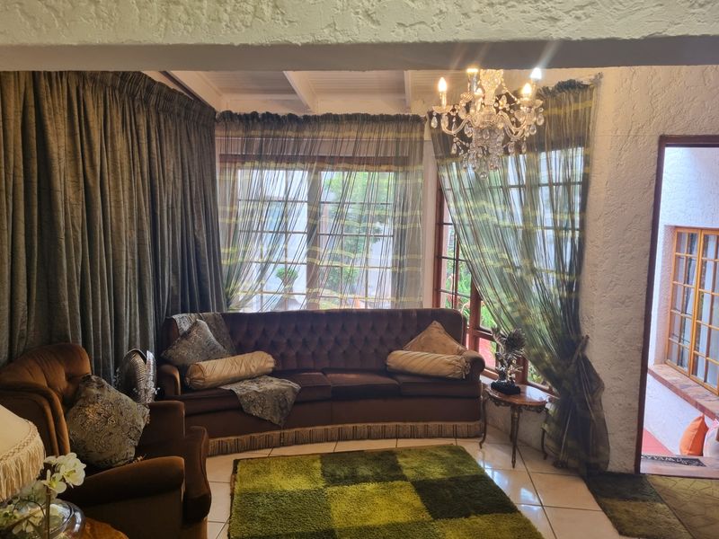 Elegant & Spacious Living in the Heart of Protea Park – A 7-Bedroom Gem Awaits! - Photo 4