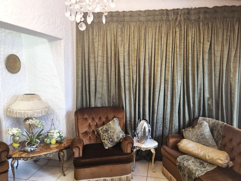 Elegant & Spacious Living in the Heart of Protea Park – A 7-Bedroom Gem Awaits! - Photo 5