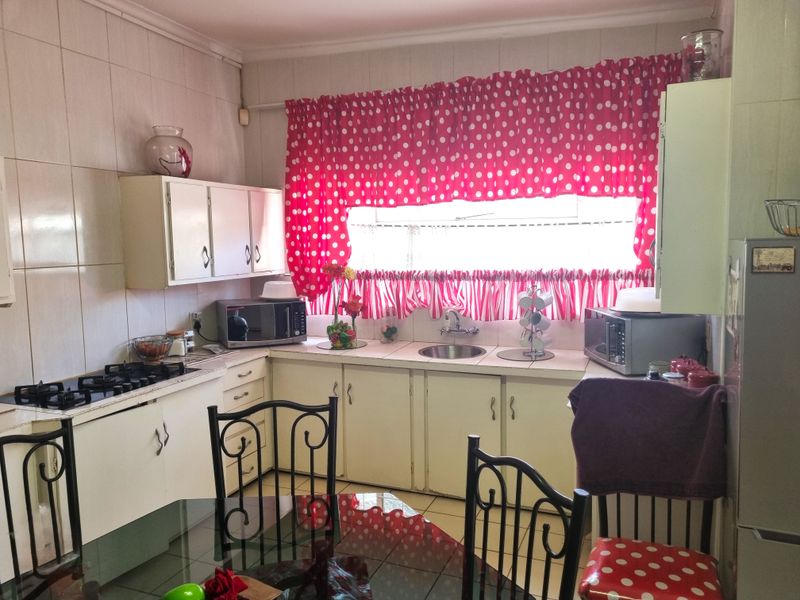 Elegant & Spacious Living in the Heart of Protea Park – A 7-Bedroom Gem Awaits! - Photo 10