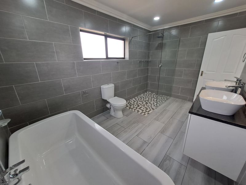 Renovated 3-Bedroom Home with Spacious Yard – Move-In Ready! - Photo 3