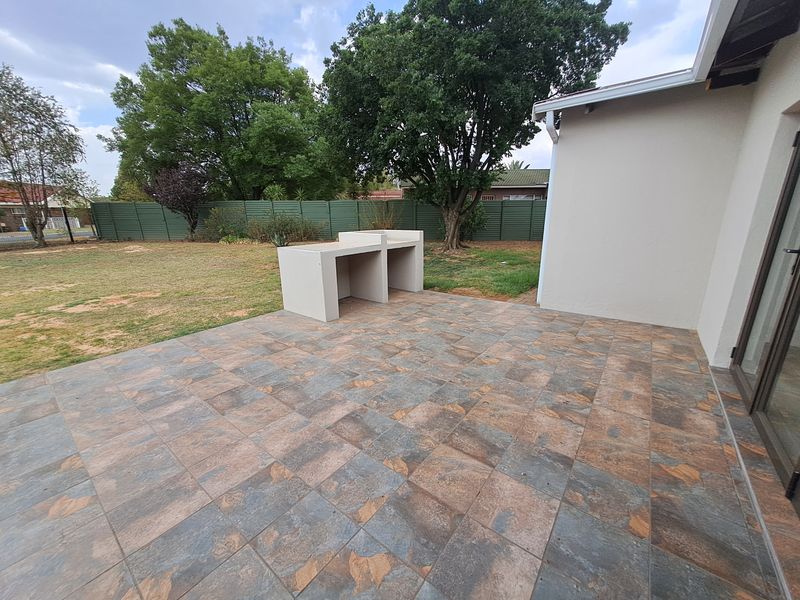 Renovated 3-Bedroom Home with Spacious Yard – Move-In Ready! - Photo 7