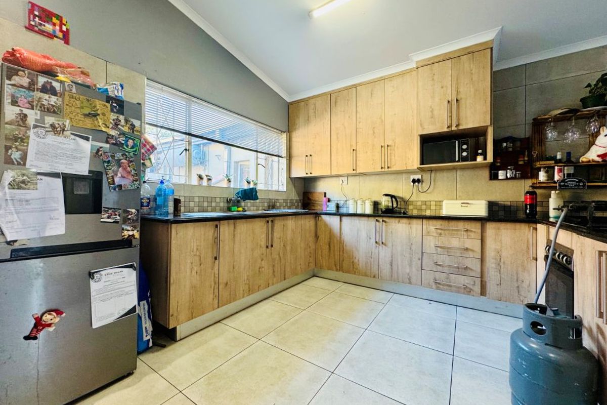 Charming 4-Bedroom Home with Separate Flatlet. - Photo 2