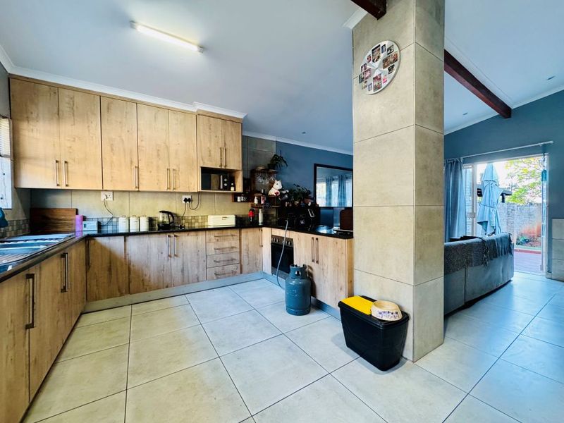 Charming 4-Bedroom Home with Separate Flatlet. - Photo 3