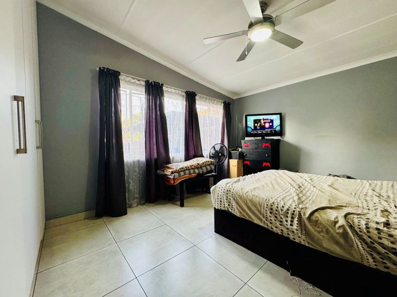 Charming 4-Bedroom Home with Separate Flatlet. - Photo 10