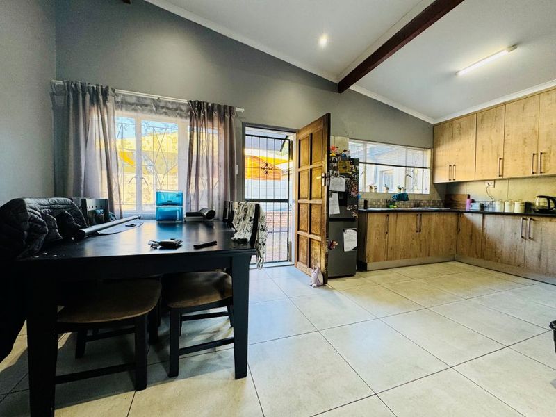 Charming 4-Bedroom Home with Separate Flatlet. - Photo 9