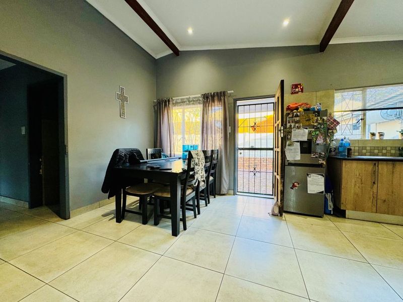 Charming 4-Bedroom Home with Separate Flatlet. - Photo 8