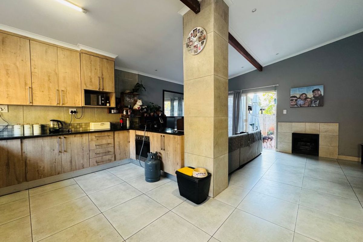 Charming 4-Bedroom Home with Separate Flatlet. - Photo 4