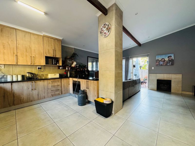 Charming 4-Bedroom Home with Separate Flatlet. - Photo 4