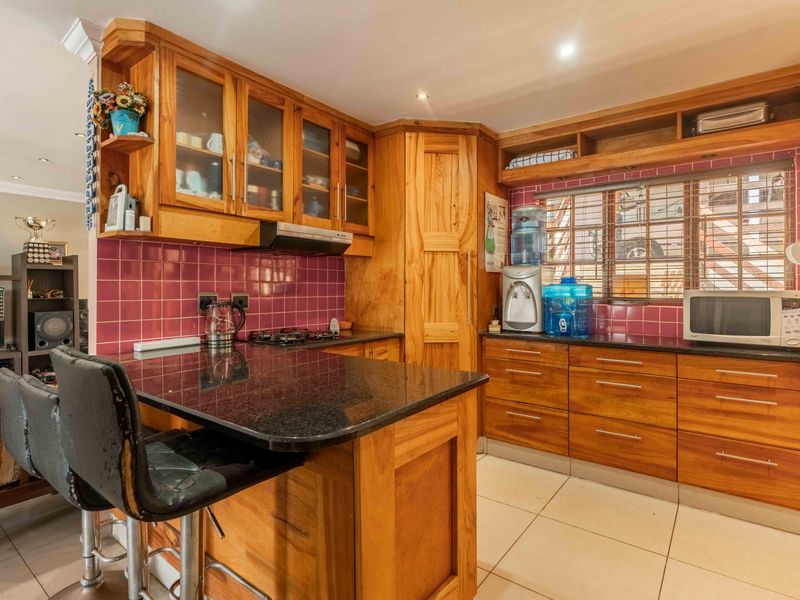 Spacious Family Oasis with Modern Comforts, Stunning Outdoor Entertainment, and Self-Contained Flat. - Photo 5