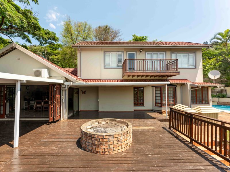 Spacious Family Oasis with Modern Comforts, Stunning Outdoor Entertainment, and Self-Contained Flat. - Photo 4