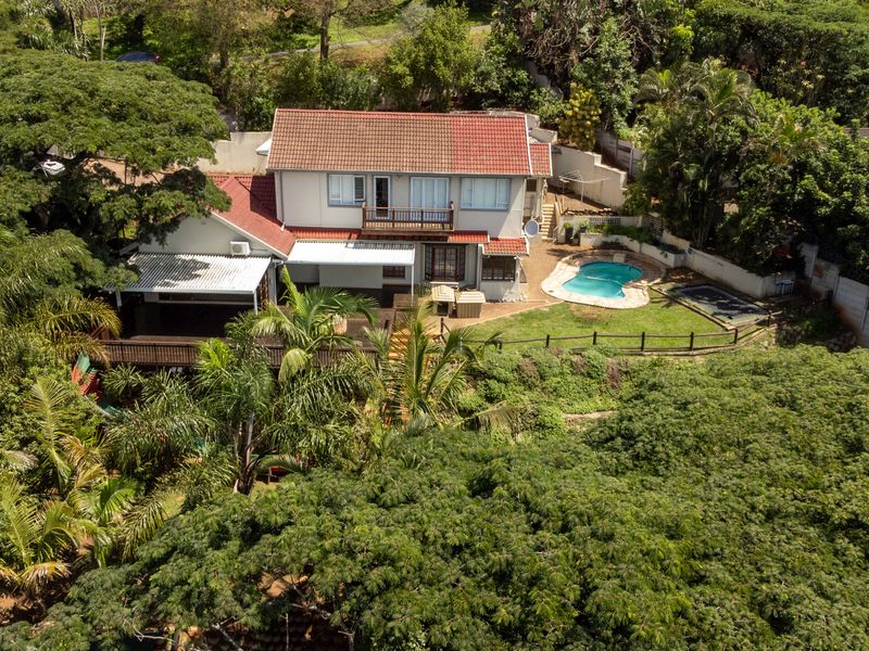 Spacious Family Oasis with Modern Comforts, Stunning Outdoor Entertainment, and Self-Contained Flat. - Photo 3