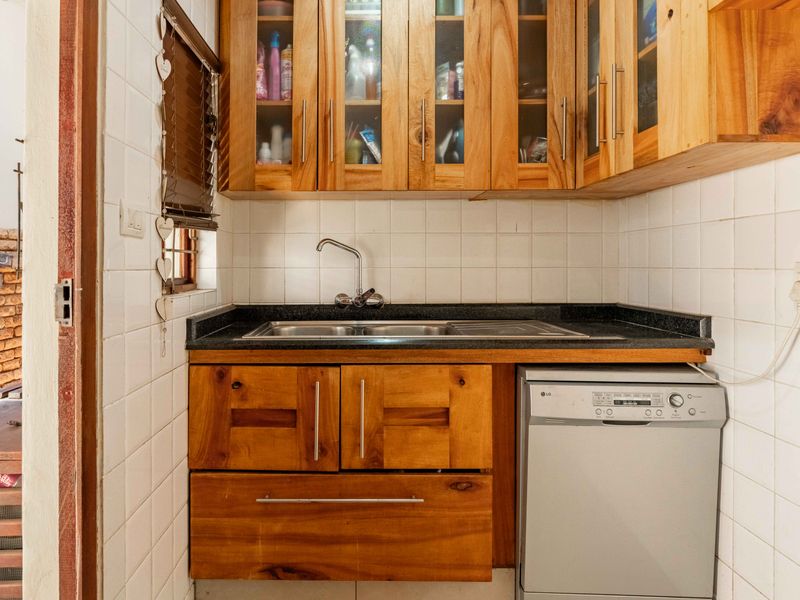 Spacious Family Oasis with Modern Comforts, Stunning Outdoor Entertainment, and Self-Contained Flat. - Photo 6