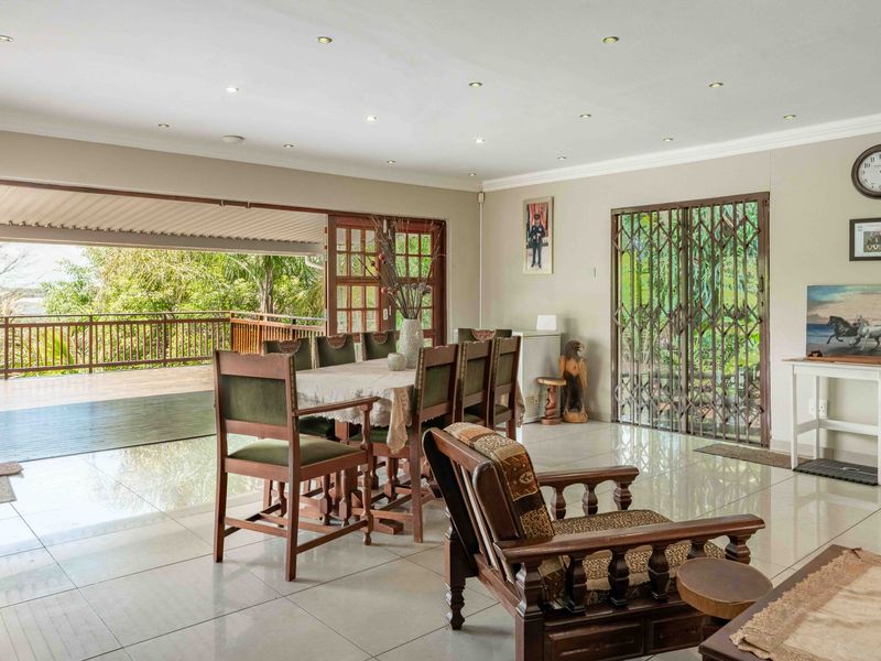 Spacious Family Oasis with Modern Comforts, Stunning Outdoor Entertainment, and Self-Contained Flat. - Photo 10