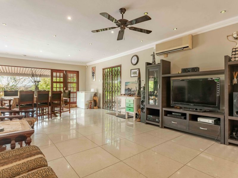 Spacious Family Oasis with Modern Comforts, Stunning Outdoor Entertainment, and Self-Contained Flat. - Photo 9