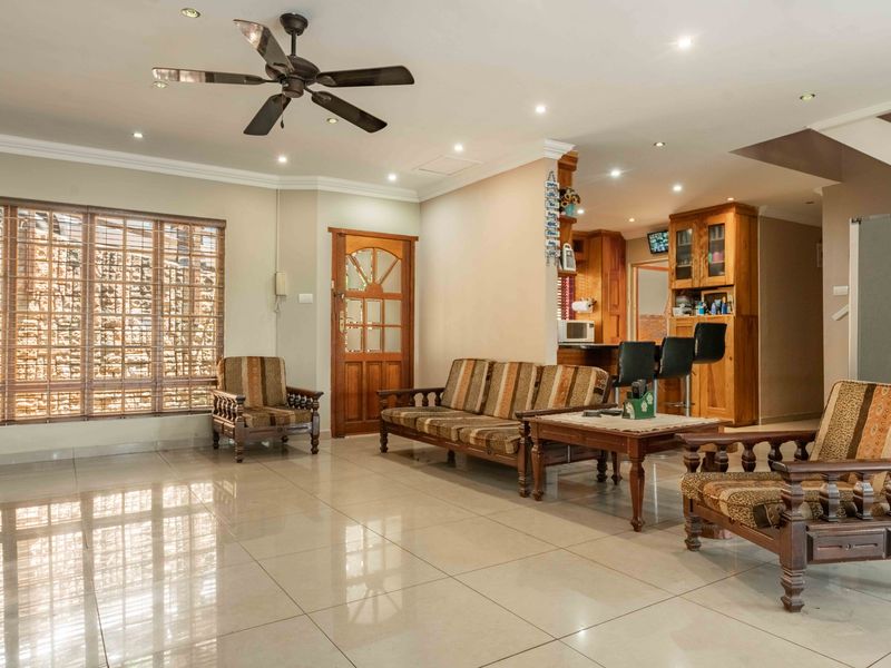 Spacious Family Oasis with Modern Comforts, Stunning Outdoor Entertainment, and Self-Contained Flat. - Photo 8