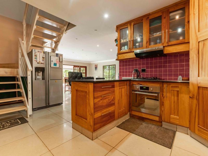 Spacious Family Oasis with Modern Comforts, Stunning Outdoor Entertainment, and Self-Contained Flat. - Photo 2