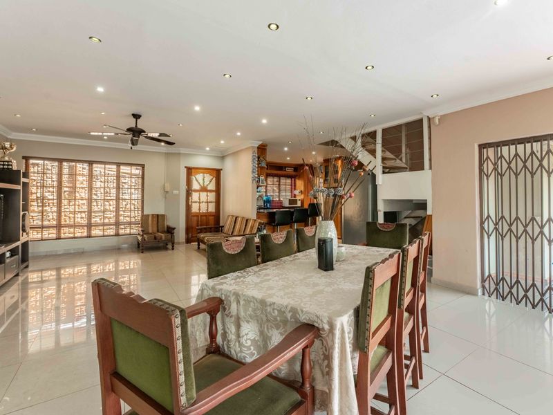 Spacious Family Oasis with Modern Comforts, Stunning Outdoor Entertainment, and Self-Contained Flat. - Photo 7