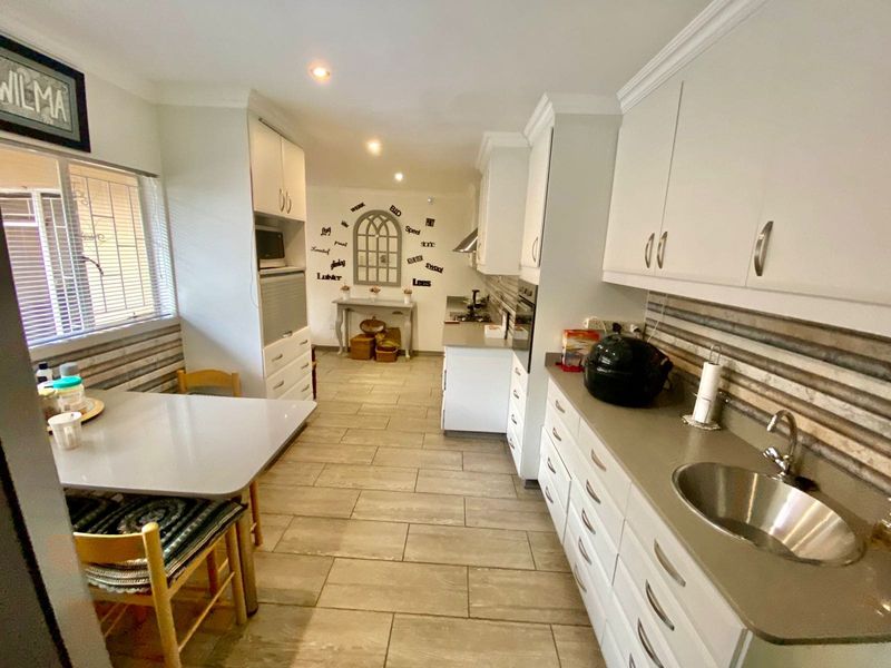 Large family home in prime location - Photo 7