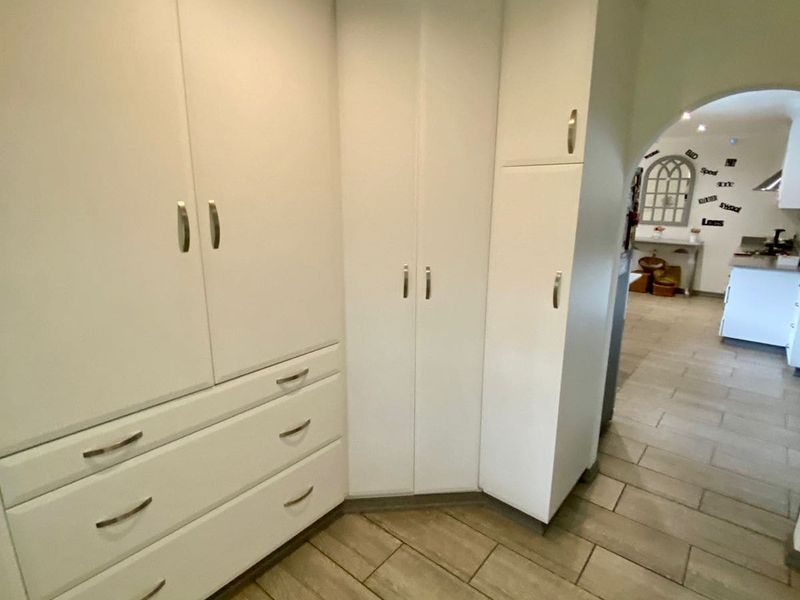 Large family home in prime location - Photo 9