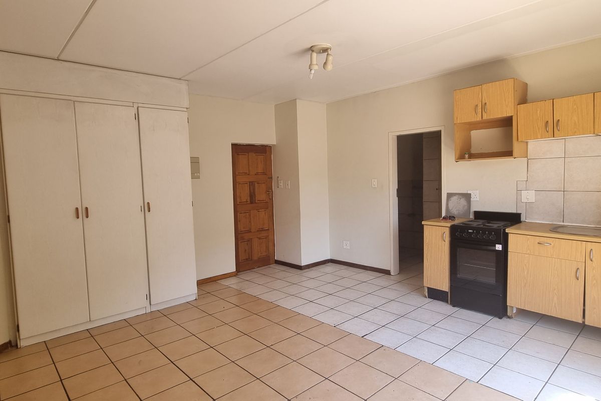Spacious East Facing Studio unit in Fairview Village. - Photo 4