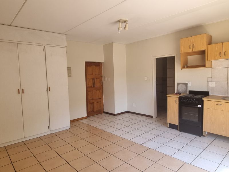 Spacious East Facing Studio unit in Fairview Village. - Photo 3