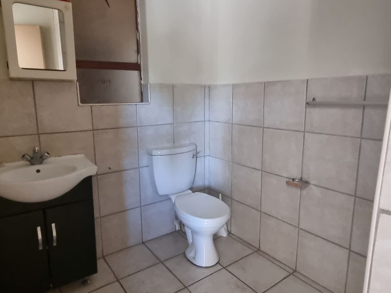 Spacious East Facing Studio unit in Fairview Village. - Photo 8