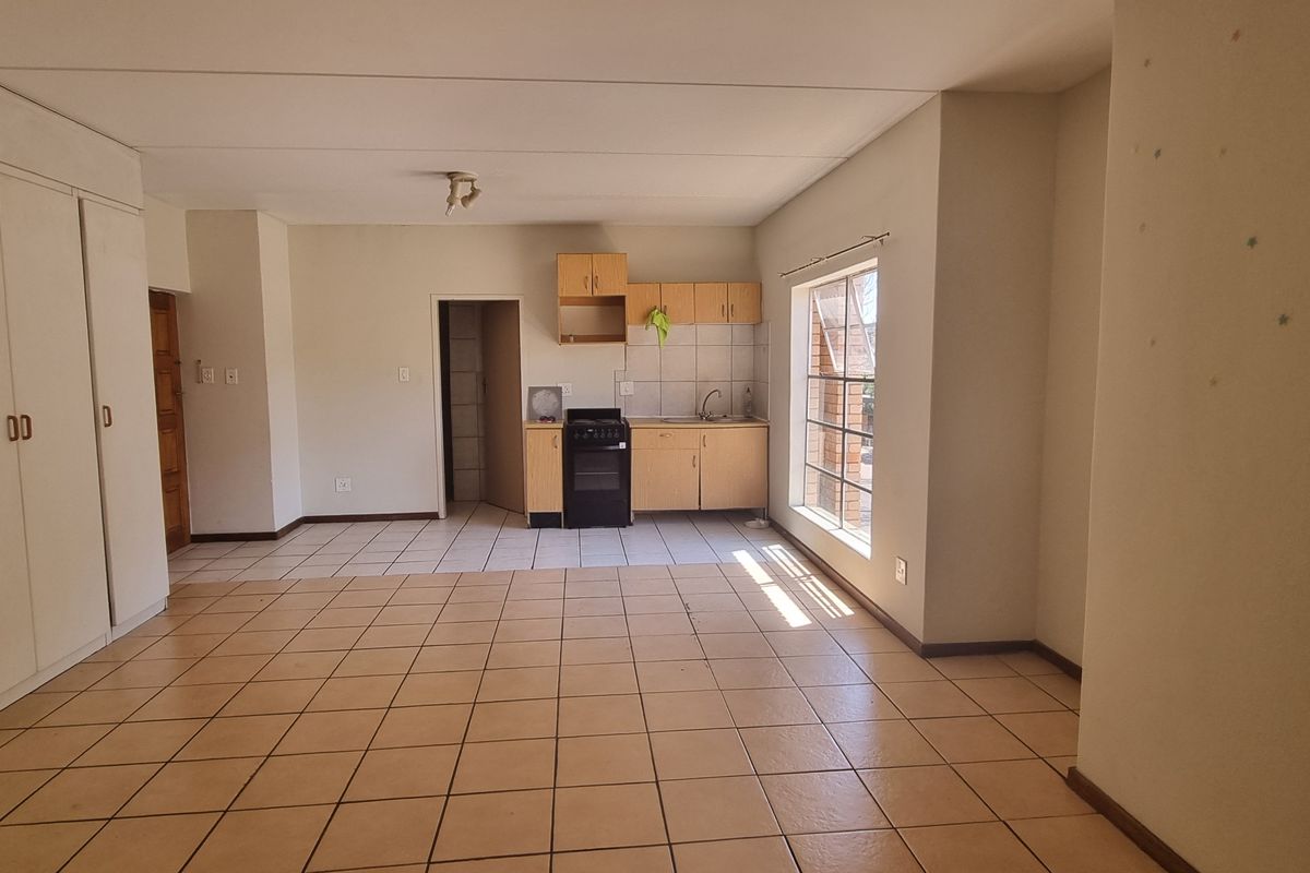 Spacious East Facing Studio unit in Fairview Village. - Photo 3