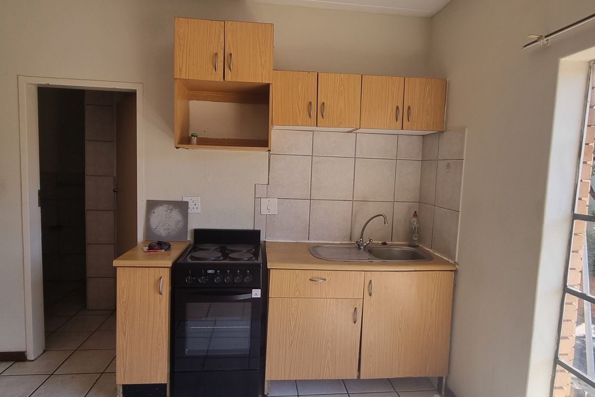 Spacious East Facing Studio unit in Fairview Village. - Photo 5