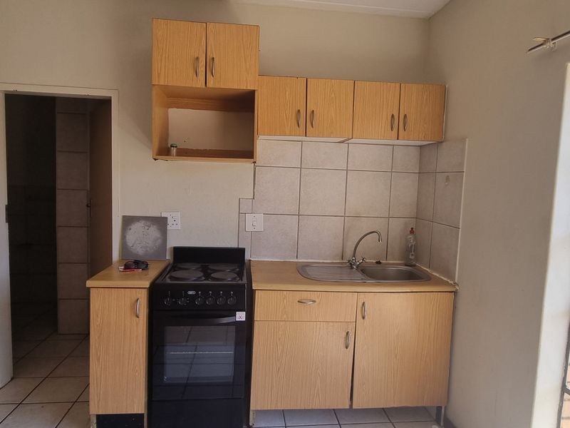 Spacious East Facing Studio unit in Fairview Village. - Photo 4