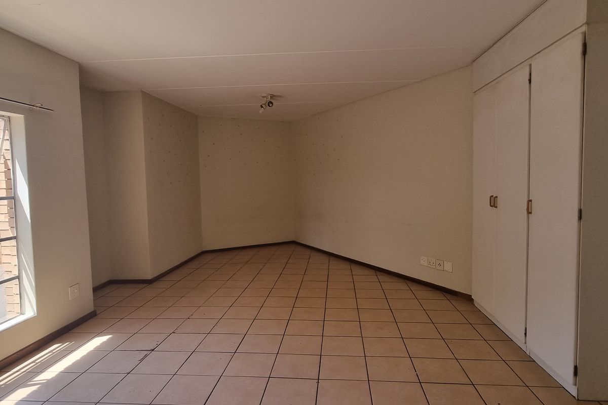 Spacious East Facing Studio unit in Fairview Village. - Photo 2