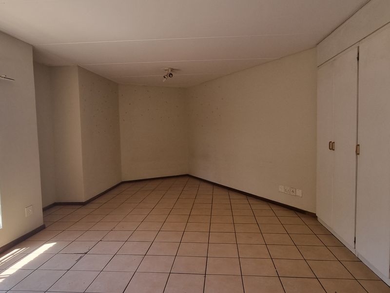 Spacious East Facing Studio unit in Fairview Village. - Photo 2