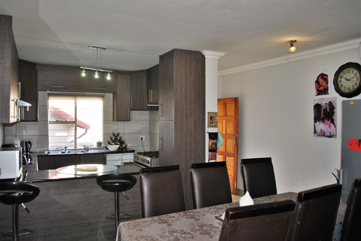 A Lovely 5-bedroom family home for sale in the heart of Halfway Gardens - Photo 5