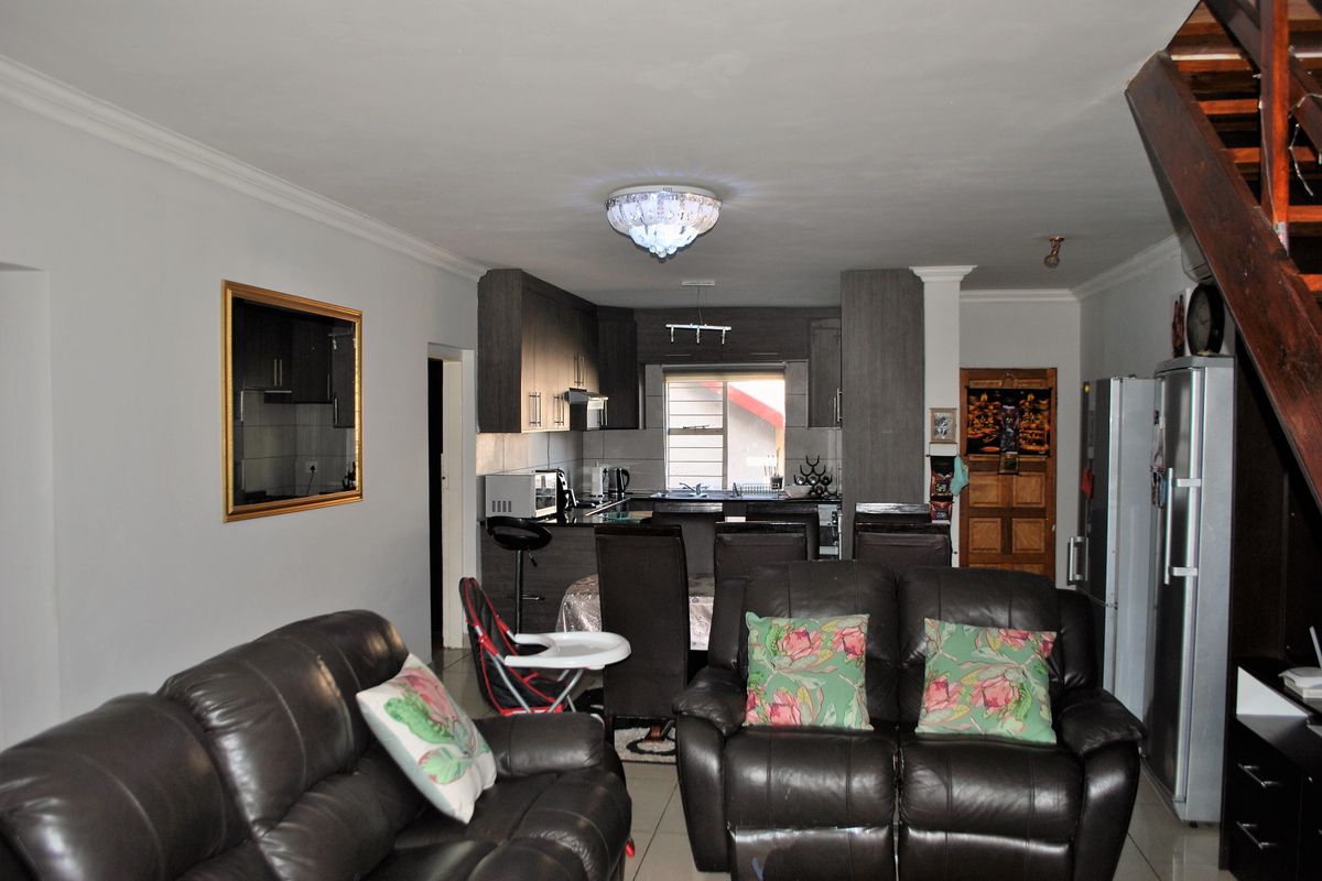 A Lovely 5-bedroom family home for sale in the heart of Halfway Gardens - Photo 2