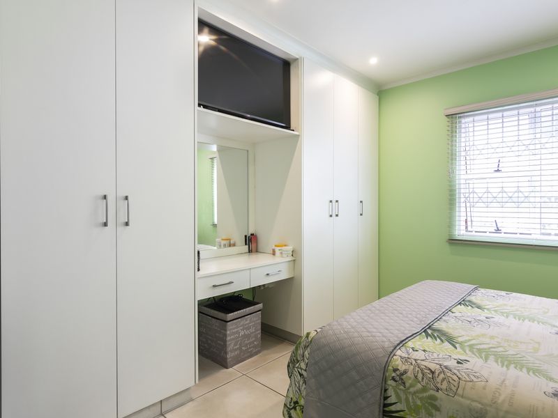 Contemporary convenience - Photo 9
