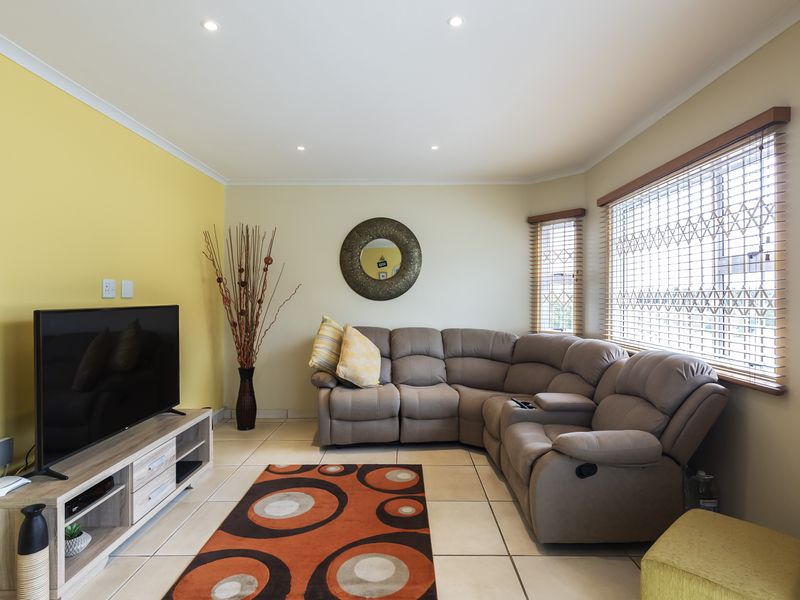 Contemporary convenience - Photo 3