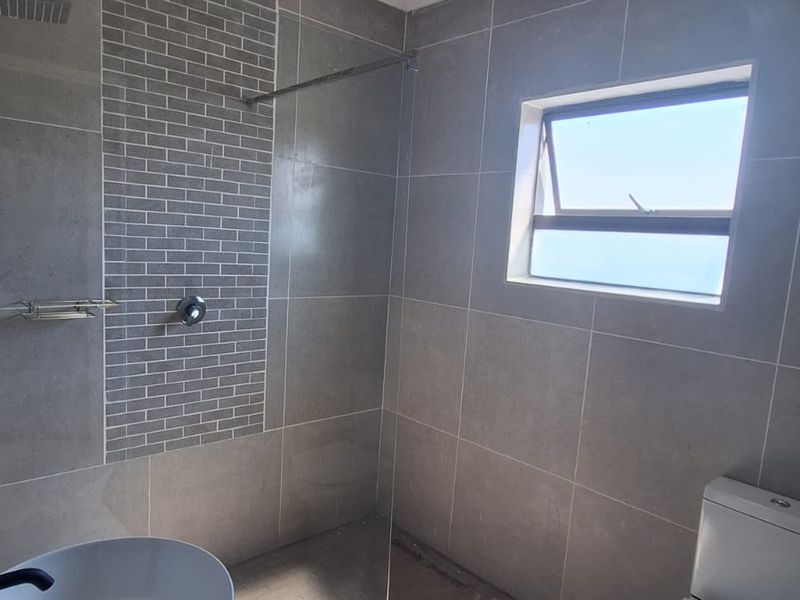 Modern 3-bedroom house for sale in Secunda, Silkaatzkop. - Photo 5