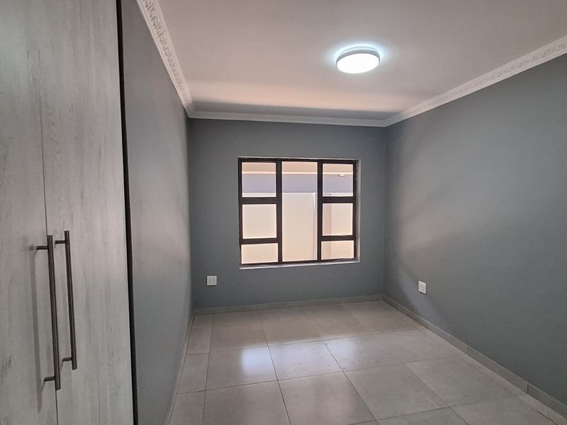 Modern 3-bedroom house for sale in Secunda, Silkaatzkop. - Photo 10