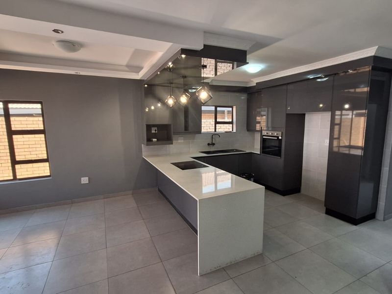 Modern 3-bedroom house for sale in Secunda, Silkaatzkop. - Photo 9