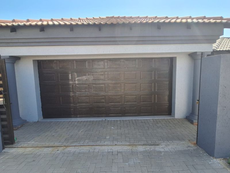 Modern 3-bedroom house for sale in Secunda, Silkaatzkop. - Photo 2