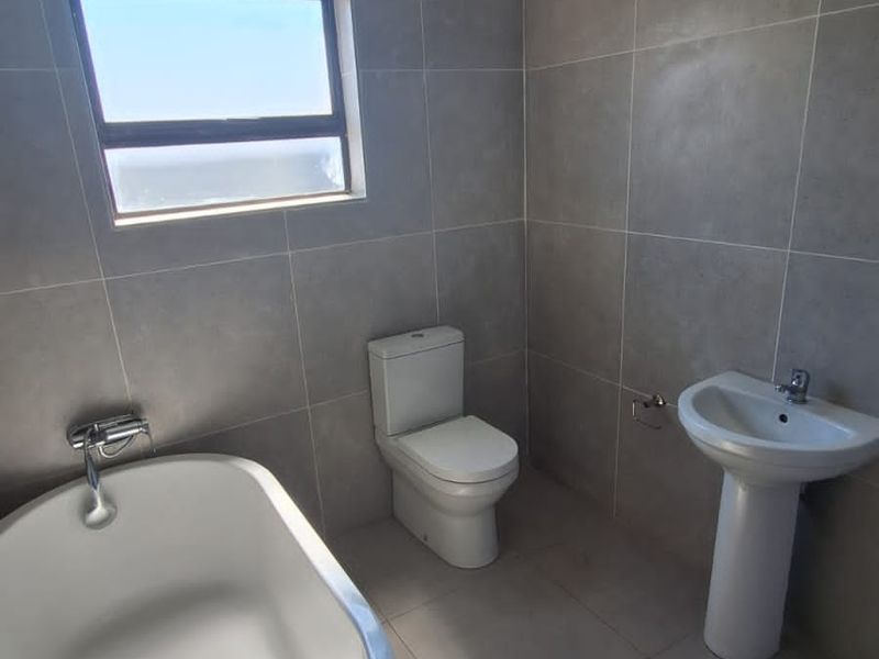 Modern 3-bedroom house for sale in Secunda, Silkaatzkop. - Photo 3