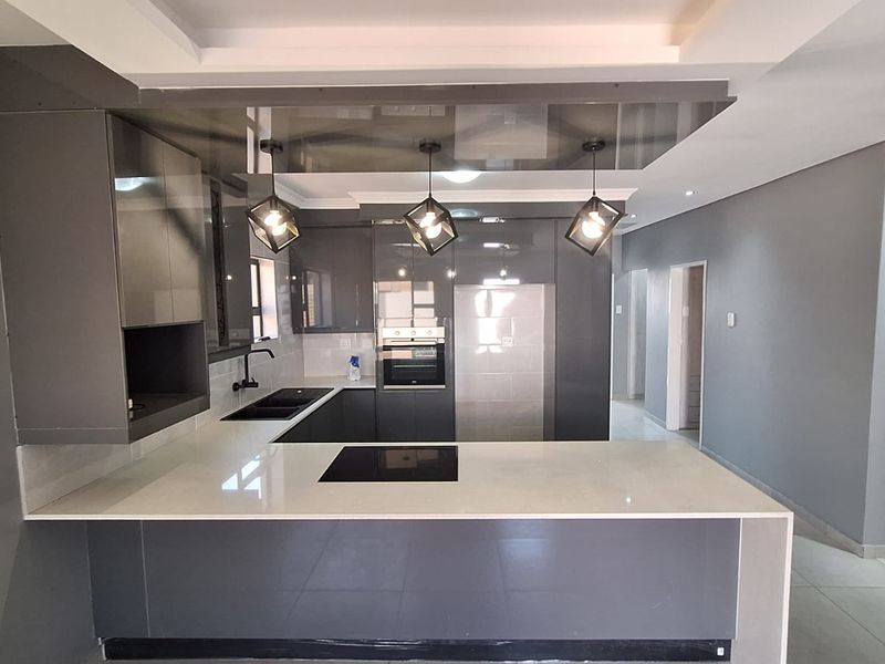 Modern 3-bedroom house for sale in Secunda, Silkaatzkop. - Photo 8