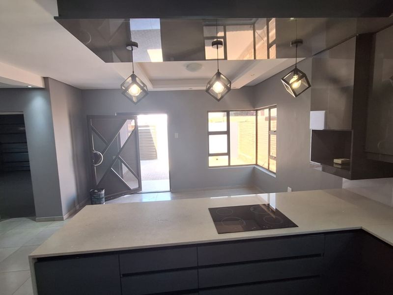 Modern 3-bedroom house for sale in Secunda, Silkaatzkop. - Photo 7