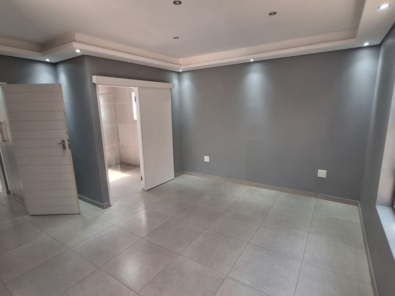 Modern 3-bedroom house for sale in Secunda, Silkaatzkop. - Photo 6