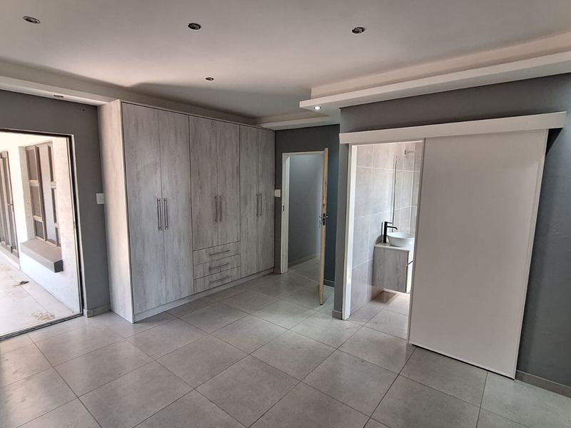 Modern 3-bedroom house for sale in Secunda, Silkaatzkop. - Photo 4