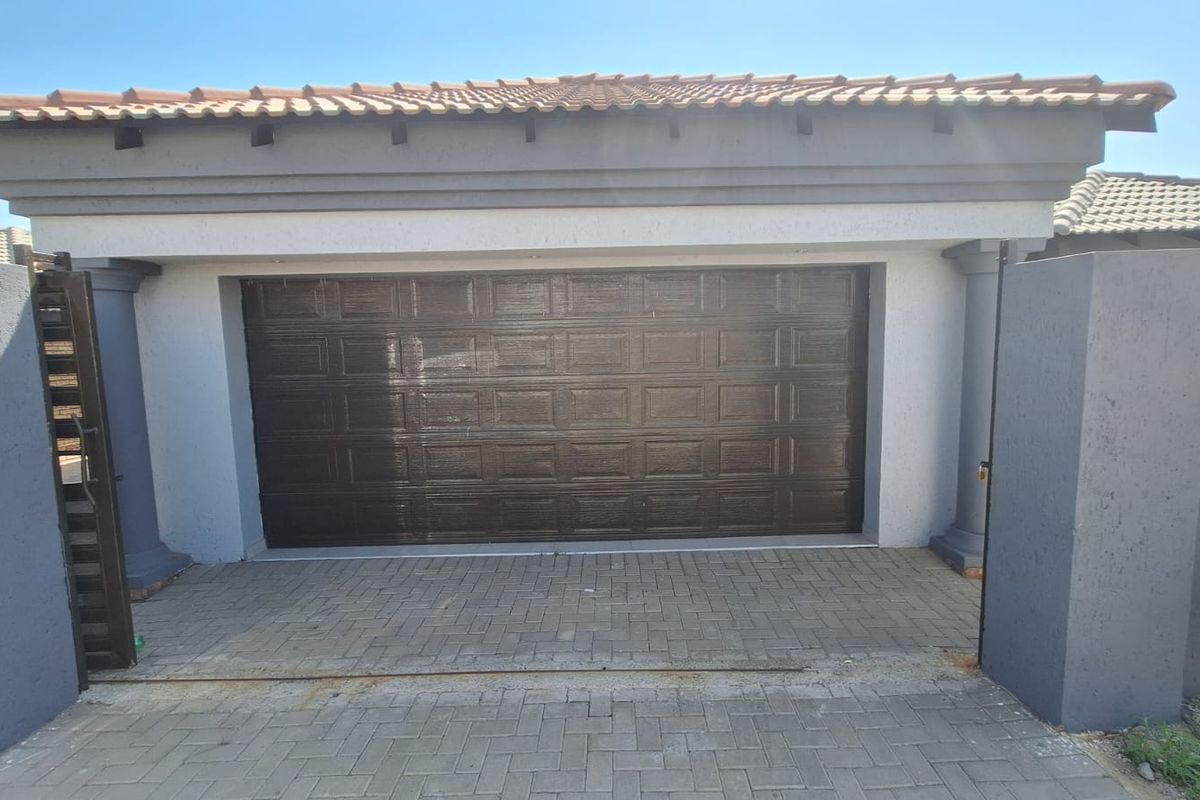 Modern 3-bedroom house for sale in Secunda, Silkaatzkop. - Photo 2