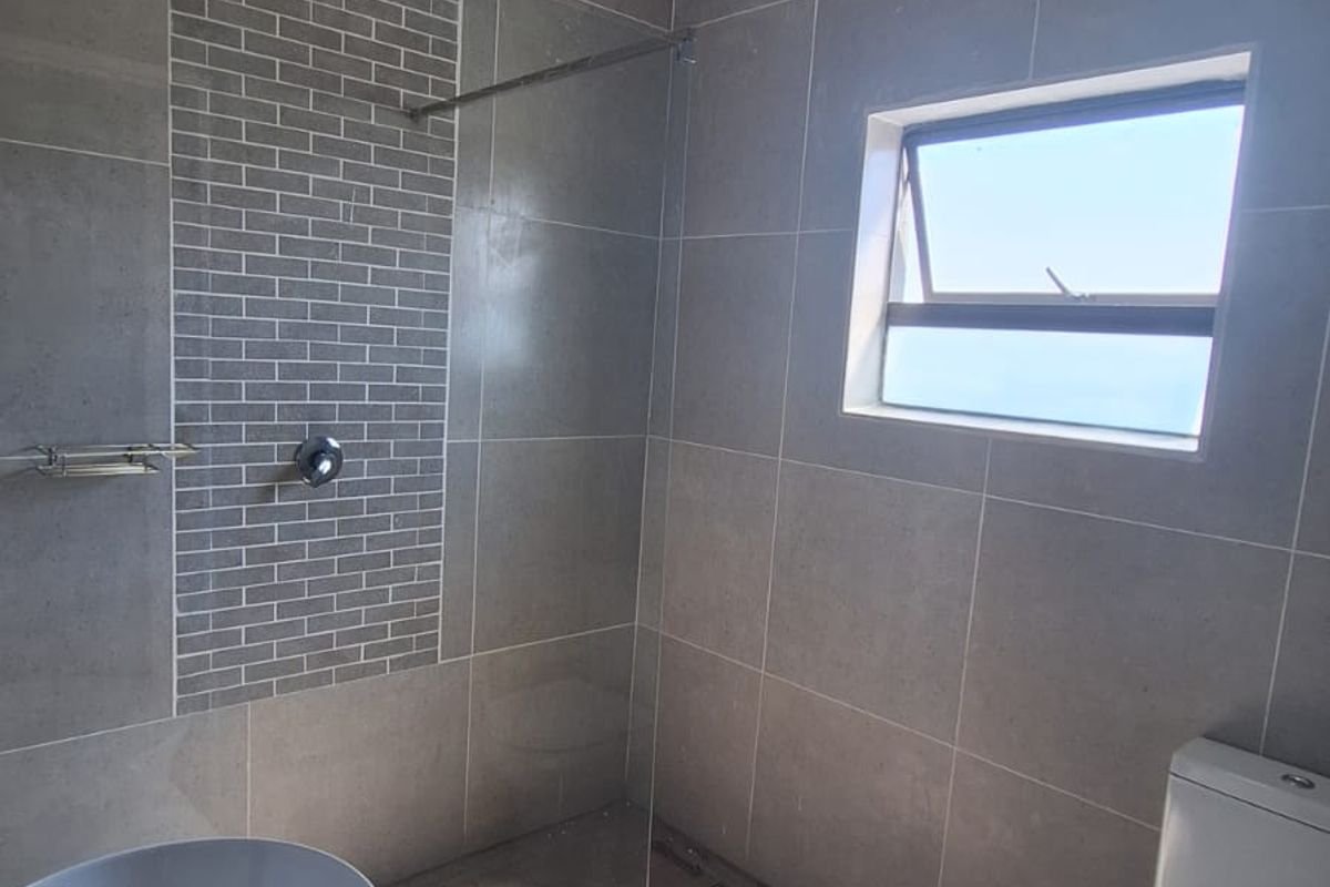 Modern 3-bedroom house for sale in Secunda, Silkaatzkop. - Photo 5