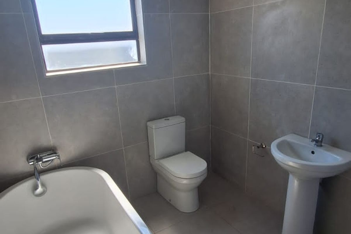 Modern 3-bedroom house for sale in Secunda, Silkaatzkop. - Photo 3