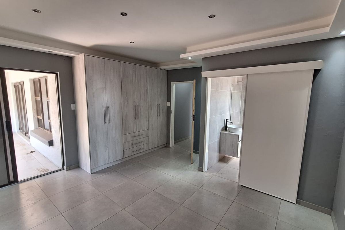 Modern 3-bedroom house for sale in Secunda, Silkaatzkop. - Photo 4