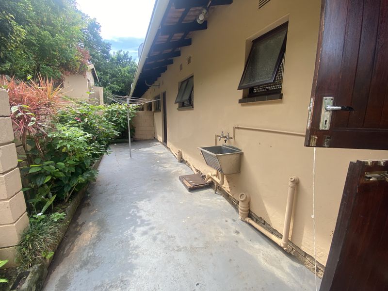Beautiful Pet-Friendly Townhouse in Uvongo! - Photo 8