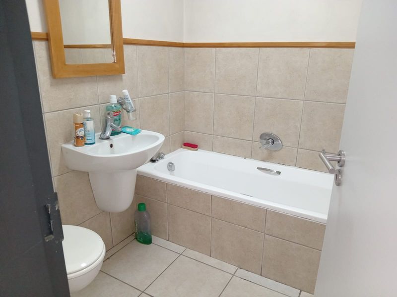 Humewood:  Modern 2 bed roomed sea facing apartment - Photo 7